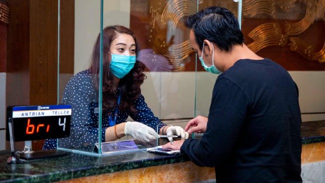 Pada 12 dan 15 Mei, BRI membuka 184 kantor cabang di seluruh Indonesia untuk pelayanan terbatas mulai pukul 08.00 sampai 14.00 waktu setempat.