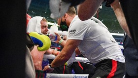 Pesan Pertama Saunders Usai Babak Belur Dihajar Canelo