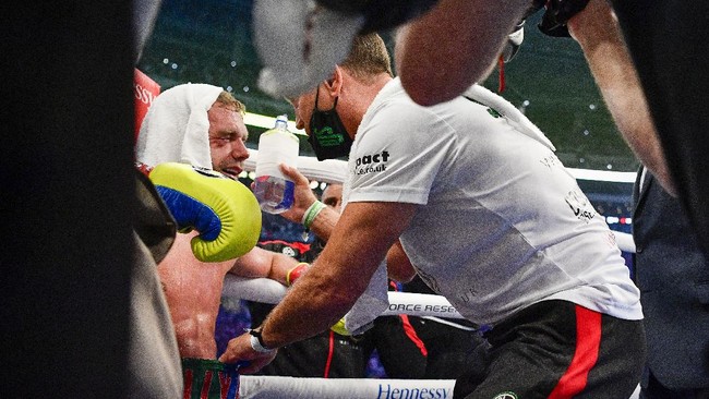 Billy Joe Saunders akhirnya buka suara setelah kalah dari Saul 'Canelo' Alvarez dalam duel pada Minggu (9/5) WIB.