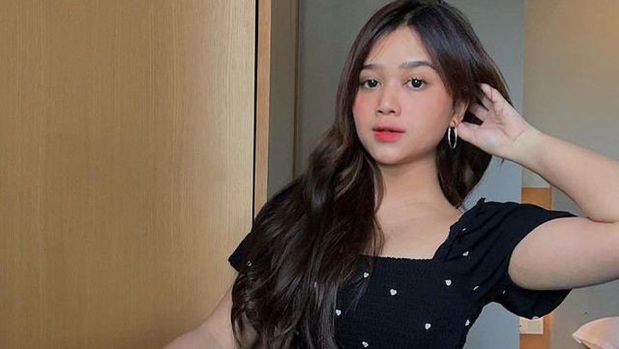 Brisia Jodie Brisia Jodie adalah seorang non muslim namun ia tetap merayakan lebaran lantaran hidup diantara dua agama. Yuk kita intip!