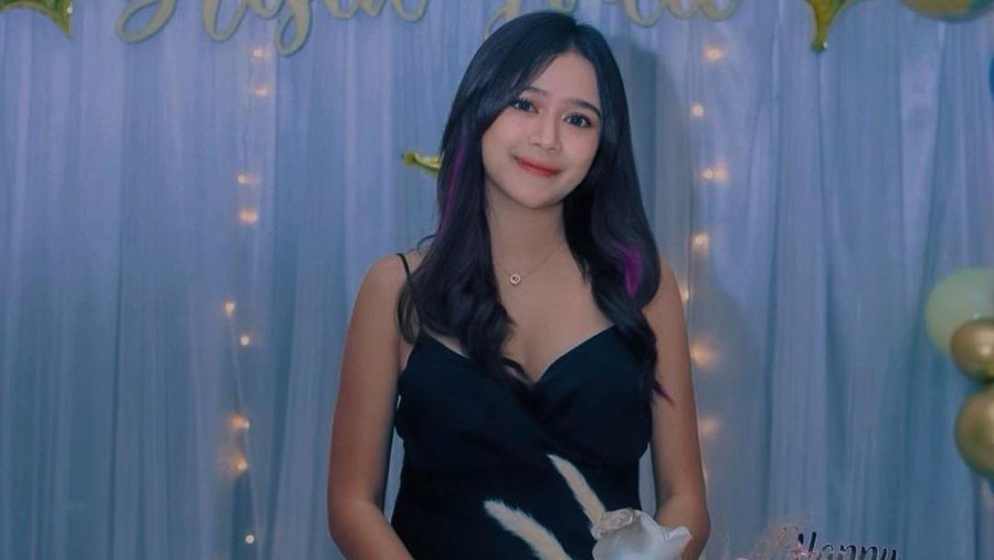 Brisia Jodie Brisia Jodie adalah seorang non muslim namun ia tetap merayakan lebaran lantaran hidup diantara dua agama. Yuk kita intip!