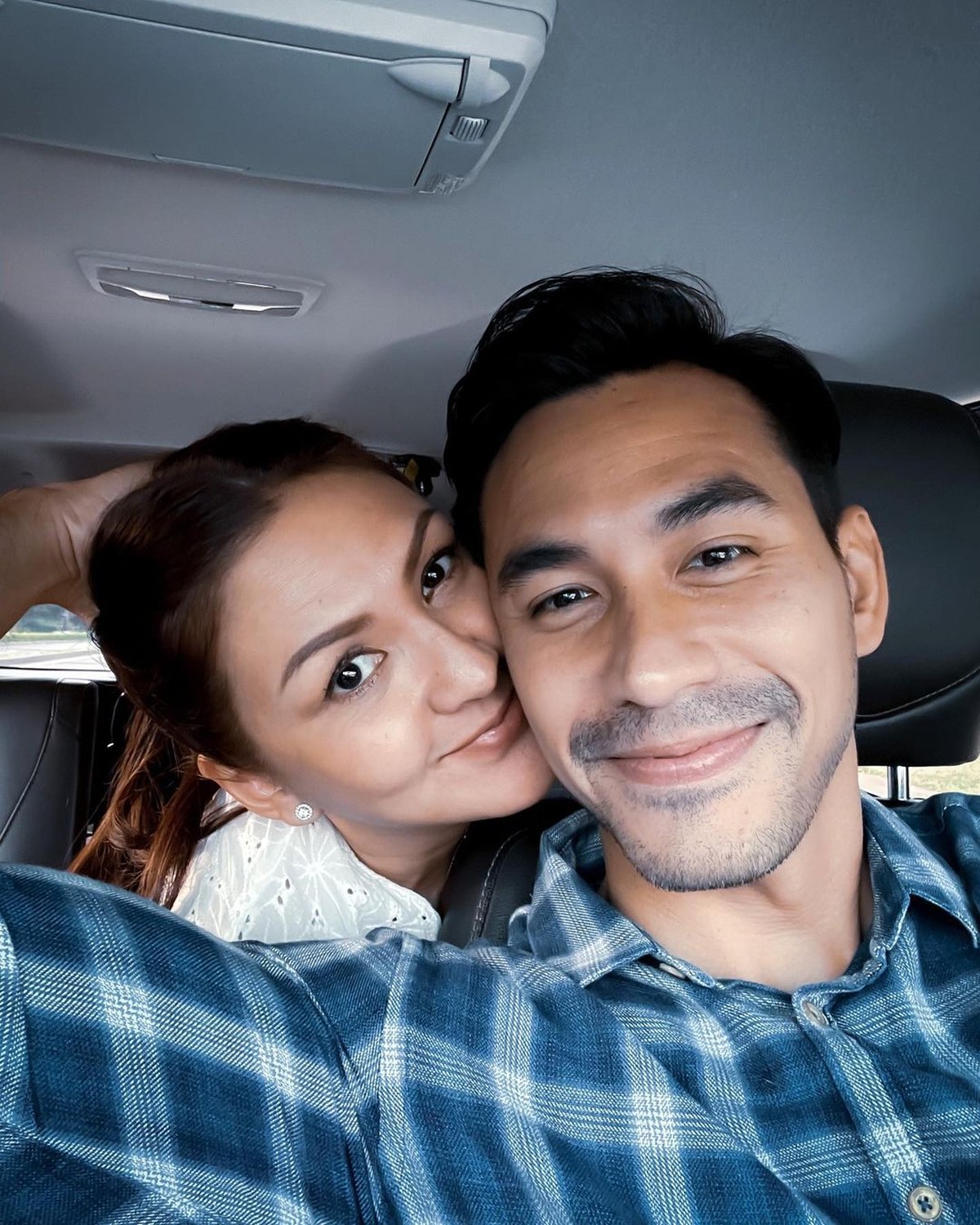 Rumah tangga Darius Sinathrya dan Donna Agnesia tak pernah diterpa isu miring&period; Yuk kita intip keharmonisannya&excl;