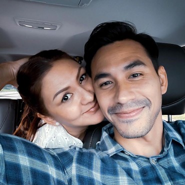 Jauh dari Gosip, Ini Potret Harmonis Rumah Tangga Darius & Donna Agnesia