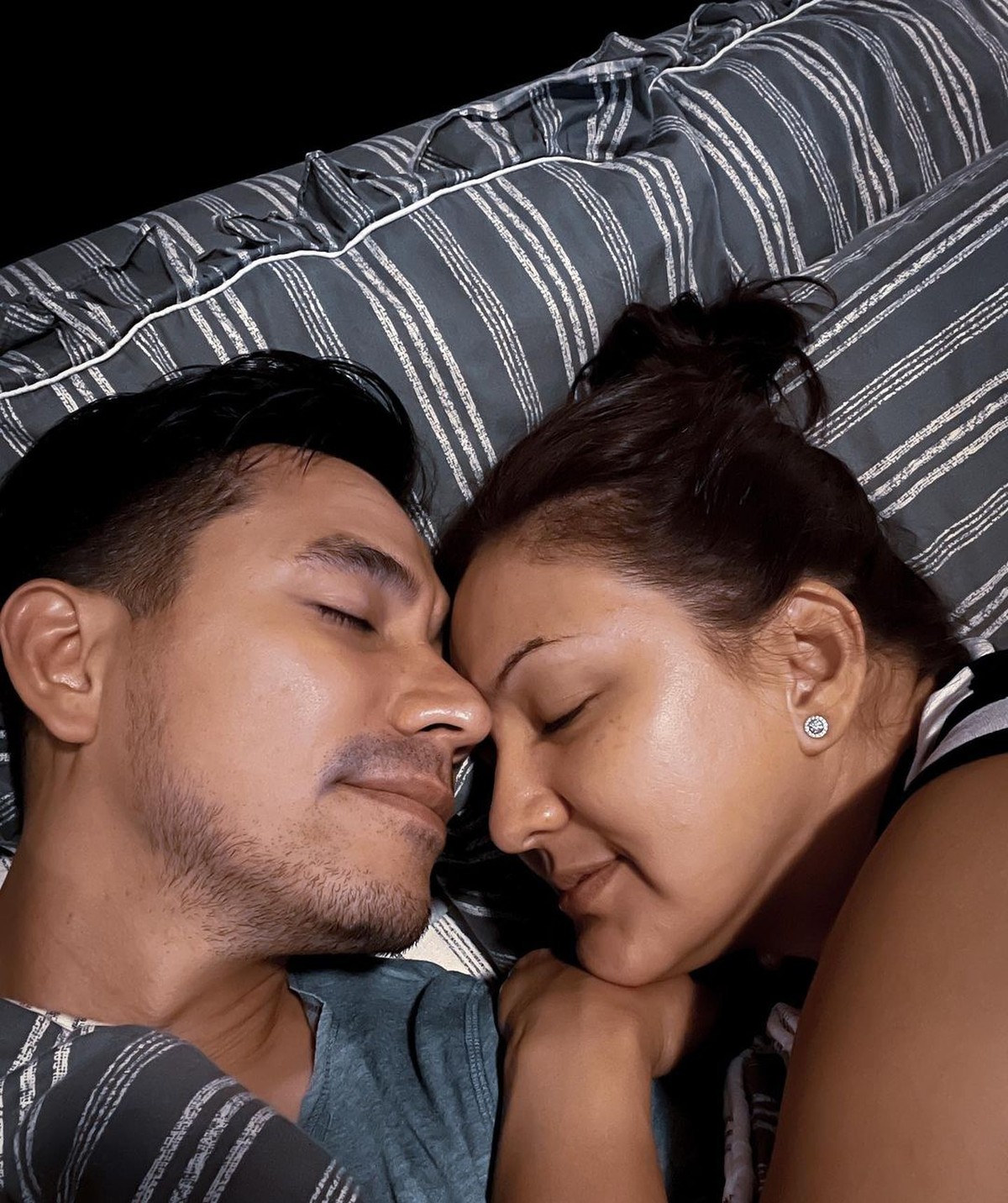 Rumah tangga Darius Sinathrya dan Donna Agnesia tak pernah diterpa isu miring&period; Yuk kita intip keharmonisannya&excl;