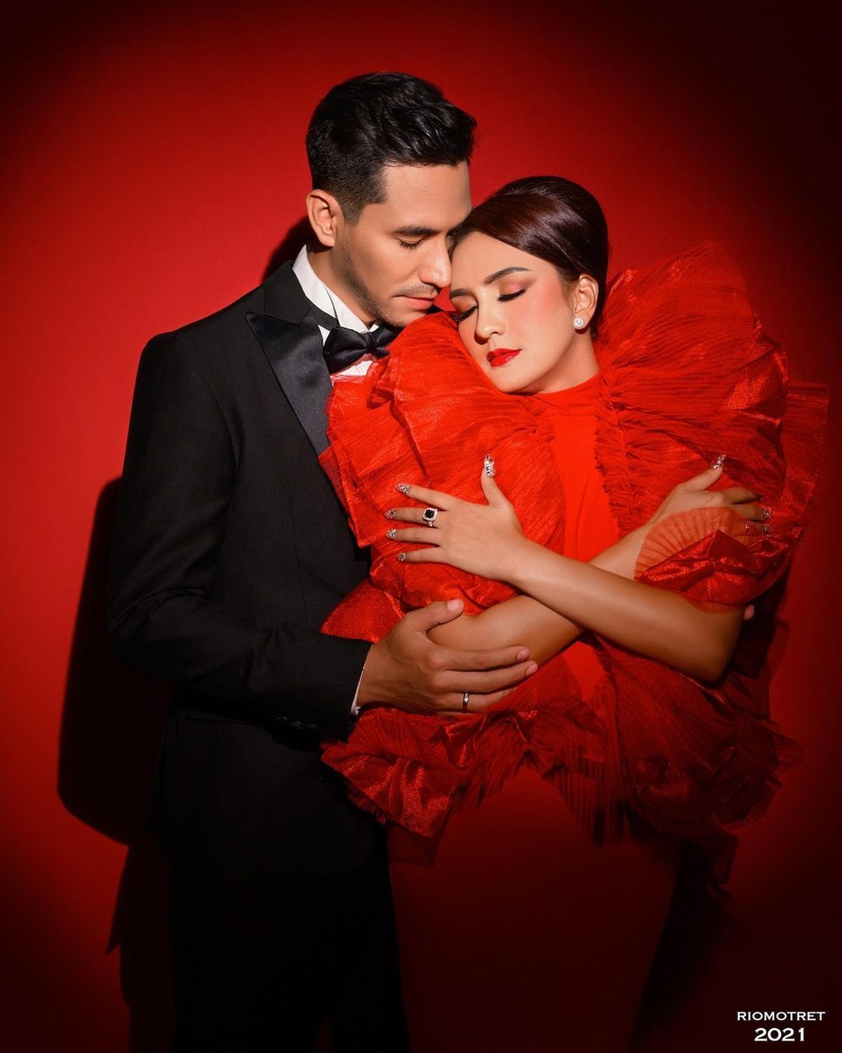 Rumah tangga Darius Sinathrya dan Donna Agnesia tak pernah diterpa isu miring&period; Yuk kita intip keharmonisannya&excl;