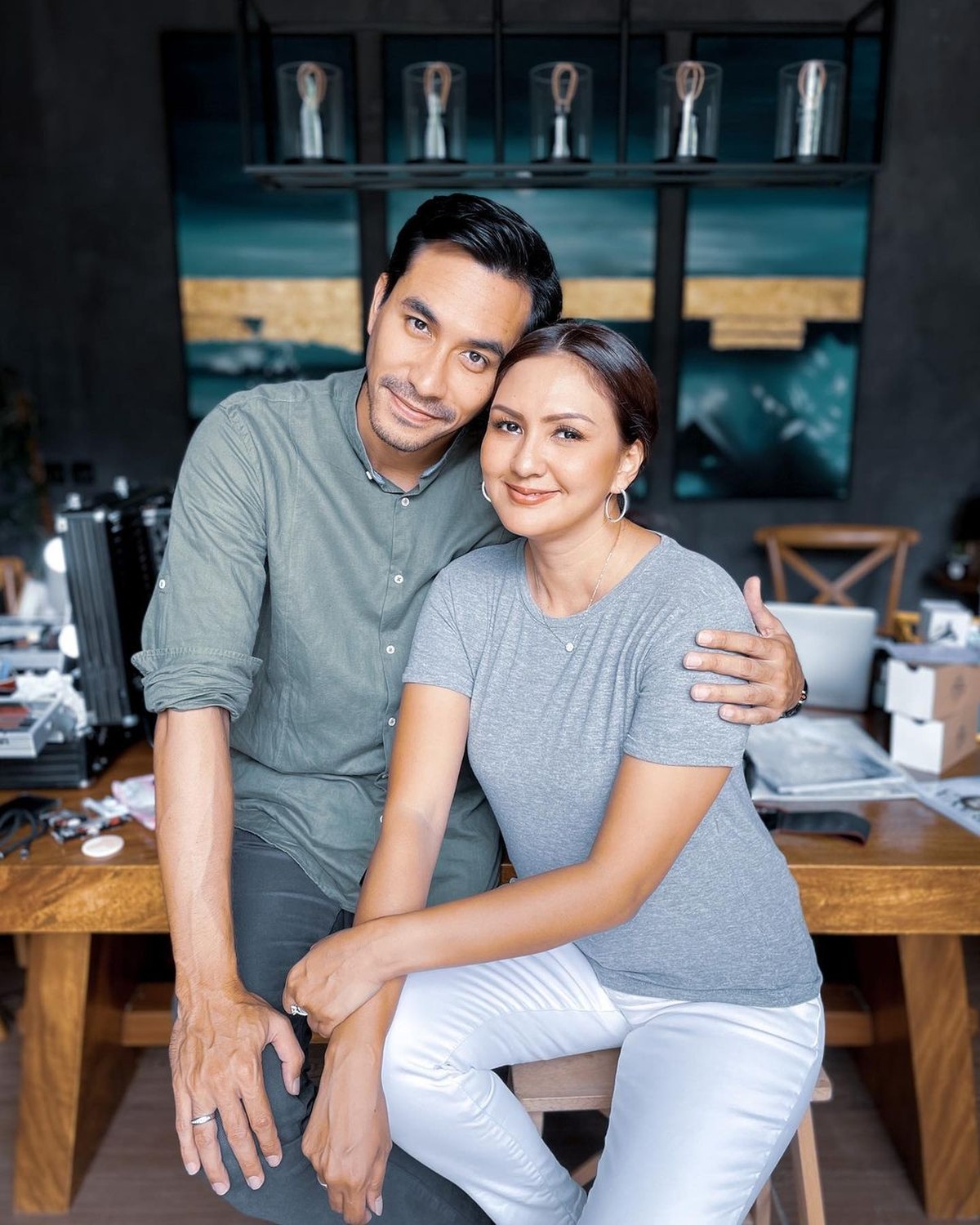 Rumah tangga Darius Sinathrya dan Donna Agnesia tak pernah diterpa isu miring&period; Yuk kita intip keharmonisannya&excl;