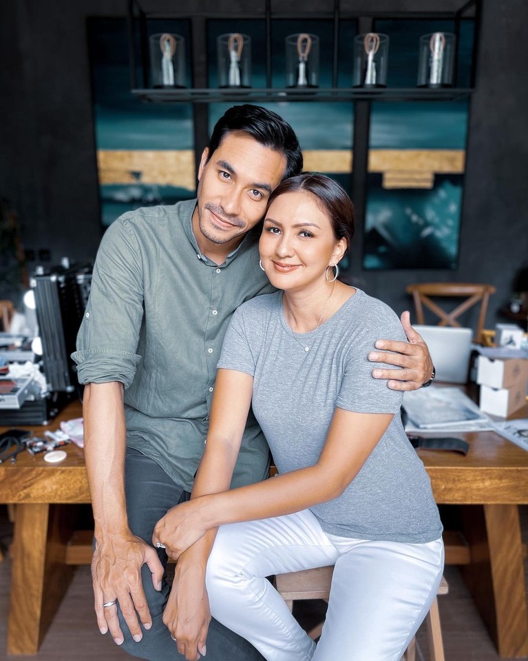 Darius Sinathrya dan Donna Agnesia Rumah tangga Darius Sinathrya dan Donna Agnesia tak pernah diterpa isu miring. Yuk kita intip keharmonisannya!
