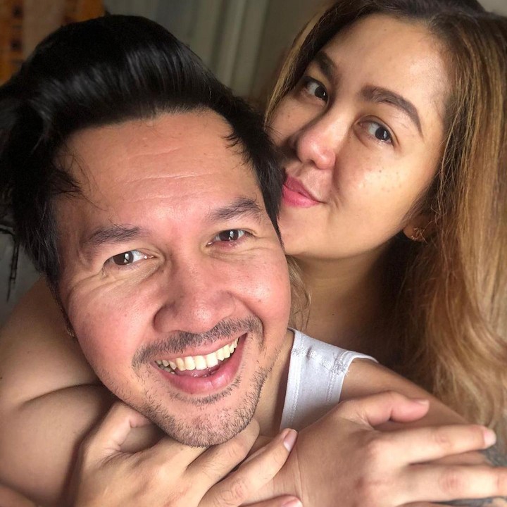 <p>David Bayu Danangjaya menikah dengan Shila Delila pada 2000 silam. Pasangan yang telah menikah selama 21 tahun itu selalu terlihat mesra, Bunda. (Foto: Instagram: @davidbayudj)</p>