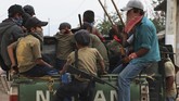 FOTO: Bocah-bocah Meksiko Angkat Senjata Lawan Kartel Narkoba Anak-anak di daerah terpencil di Meksiko dilatih menggunakan senjata api untuk mempertahankan diri dari kekejaman sindikat kejahatan dan narkoba.