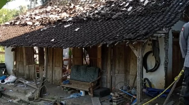Dua orang meninggal karena mengalami luka bakar di sekujur tubuh saat meracik petasan di Tulungagung, Jawa Timur.