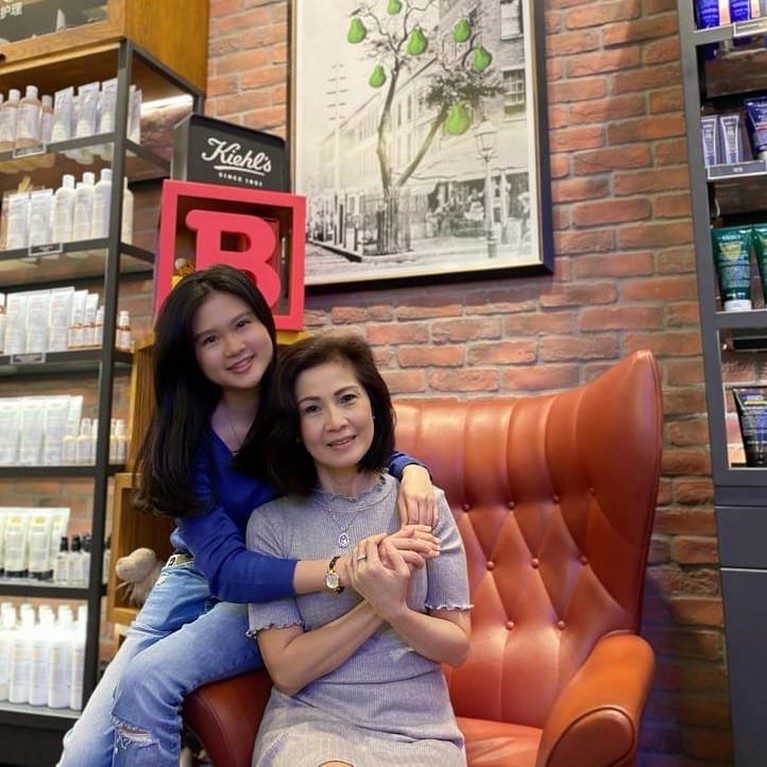 Felicia Tissue dan Sang Ibunda Kandasnya hubungan Felicia Tissue dengan Kaesang membuat sang ibunda turut berkomentar. Yuk kita intip kedekatan Felicia dan Meilia Lau!