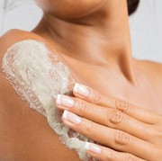 5 Body Scrub Lokal Mencerahkan Kulit Kusam