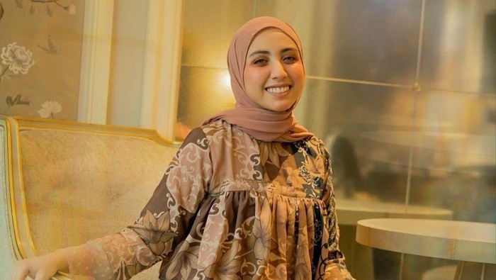 Tunik Hingga Gamis, 7 Gaya Hijab Vicky Alaydrus yang Manis