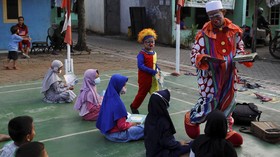FOTO: Cerita Yahya, 'Badut Syariah' yang Ajarkan Cara Mengaji