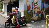 FOTO: Cerita Yahya, 'Badut Syariah' yang Ajarkan Cara Mengaji Yahya Edward Hendrawan mengajarkan cara mengaji pada anak-anak di salah satu panti asuhan di Tangerang, Banten, sambil berdandan seperti badut.