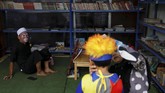 FOTO: Cerita Yahya, 'Badut Syariah' yang Ajarkan Cara Mengaji Yahya Edward Hendrawan mengajarkan cara mengaji pada anak-anak di salah satu panti asuhan di Tangerang, Banten, sambil berdandan seperti badut.