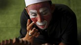 FOTO: Cerita Yahya, 'Badut Syariah' yang Ajarkan Cara Mengaji Yahya Edward Hendrawan mengajarkan cara mengaji pada anak-anak di salah satu panti asuhan di Tangerang, Banten, sambil berdandan seperti badut.