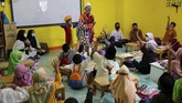 FOTO: Cerita Yahya, 'Badut Syariah' yang Ajarkan Cara Mengaji Yahya Edward Hendrawan mengajarkan cara mengaji pada anak-anak di salah satu panti asuhan di Tangerang, Banten, sambil berdandan seperti badut.