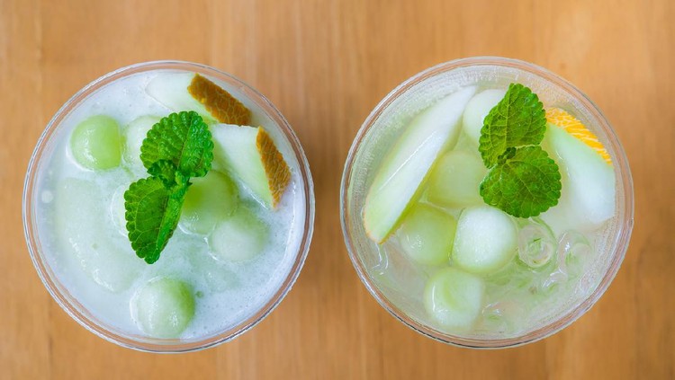 Ilustrasi Es Campur Melon Cold fresh melon smoothies with mint in glass, summer drink beverage, healthy food concept, freshness, exotic fruits, Melon smoothies with slices of melon on the wooden table.