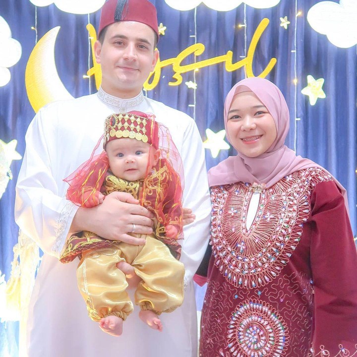<p>Ketika menginjak usia 4 tahun, Isti dan Musab menggelar acara syukuran untuk sang putri. Uniknya, mereka tampil memakai baju bernuansa Turki. Lihat saja potret Aycil yang bikin gemas! (Foto: Instagram: @istialqadri)</p>
