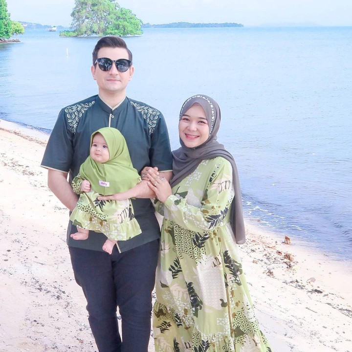 <p>Nah, ini adalah momen ketika Isti dan Musab berlibur ke pantai. Mereka turut membawa Aycil yang terlihat cantik dengan hijab outfit berwarna hijau. (Foto: Instagram: @istialqadri)</p>