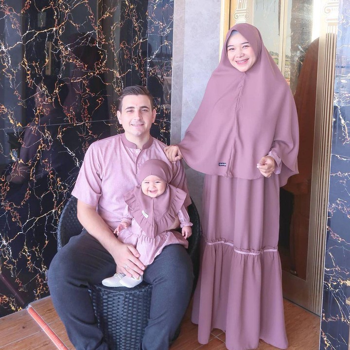 <p>Ketika merayakan Hari Raya, Isti juga tampil kompak bersama suami dan putrinya. Aycil tampak menggemaskan dalam balutan khimar untuk anak-anak. (Foto: Instagram: @istialqadri)</p>