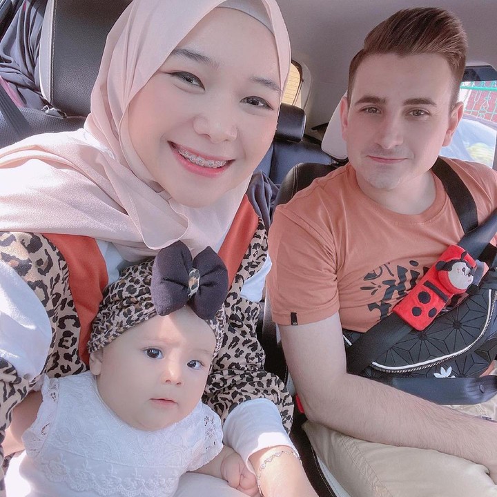 <p>Putrinya yang bernama Aycil Daneen Duzeli itu kerap mencuri perhatian karena terlihat imut bak boneka hidup. Isti dan Musab juga selalu menampilkan potret mereka bersama sang putri. (Foto: Instagram: @istialqadri)</p>