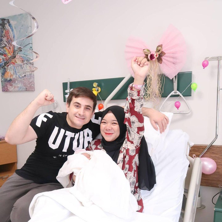 <p>Isti dan Musab dikaruniai anak pertama berjenis kelamin perempuan apda Oktober 2020 lalu. Ia melahirkan seorang bayi yang sangat cantik bernama Aycil. (Foto: Instagram: @istialqadri)</p>