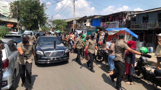 Dua warga yang mengaku sebagai korban penipuan asuransi sempat diisolasi dari jalur lintasan Presiden Jokowi saat hendak menyampaikan aspirasinya.