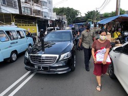 Jokowi Mendadak Keliling Jakarta Sambil Bagi-bagi Sembako