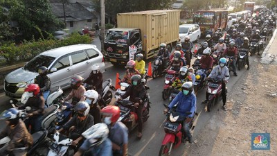 kemacetan di pos penyekatan, Jalur Pantura Kedung Waringin, perbatasan Kabupaten Bekasi-Karawang, Senin (10/5/2021).  Dari data yang didpat dari jam 8.00 wib hingga 15.00 wib sebayak 512 kendaraan yang telah diputar balik.  (CNBC Indonesia/Andrean Kristianto)