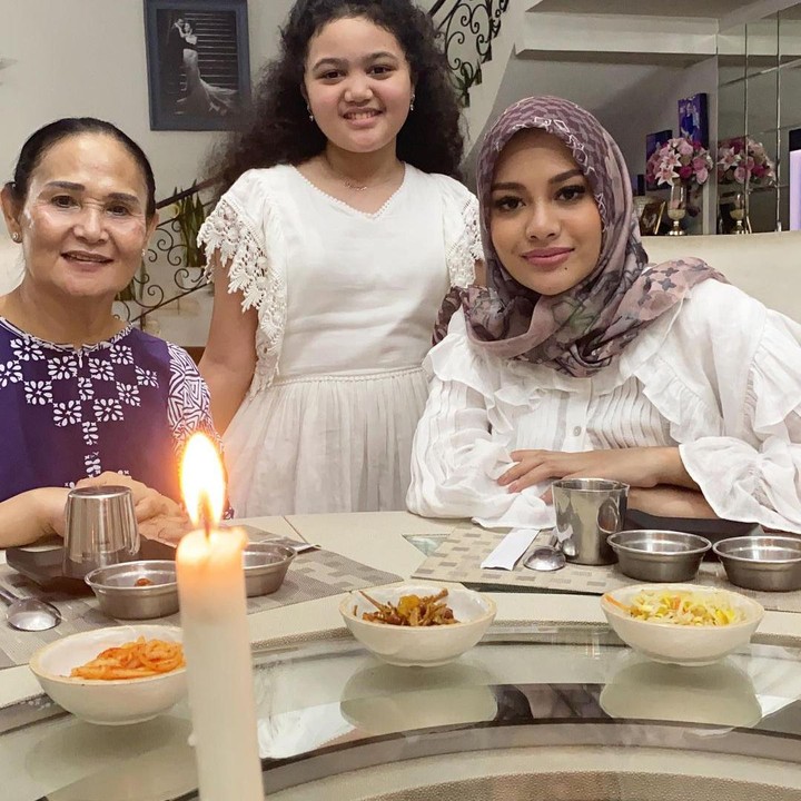<p>Baik Aurel dan Azriel, keduanya juga tampak akrab dengan Amora serta Kellen, Bunda.  (Foto: Instagram @krisdayantilemos)</p>