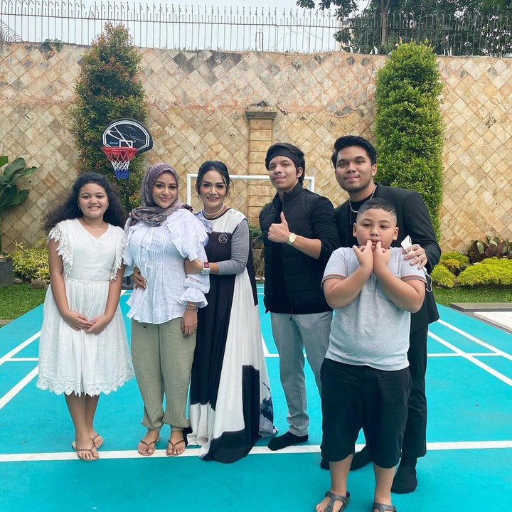 <p>Bahkan suami Krisdayanti, Raul Lemos, turut meninggalkan komentar positif di postingan sang istri, lho. "Indahnya ramadhan," tuturnya. (Foto: Instagram @krisdayantilemos)</p>