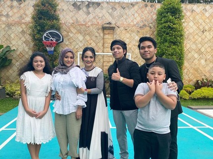 5 Momen Hangat Aurel & Azriel Berkunjung ke Rumah Krisdayanti