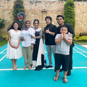 Momen Langka Krisdayanti Buka Puasa bareng Aurel, Azriel, Amora & Kellen