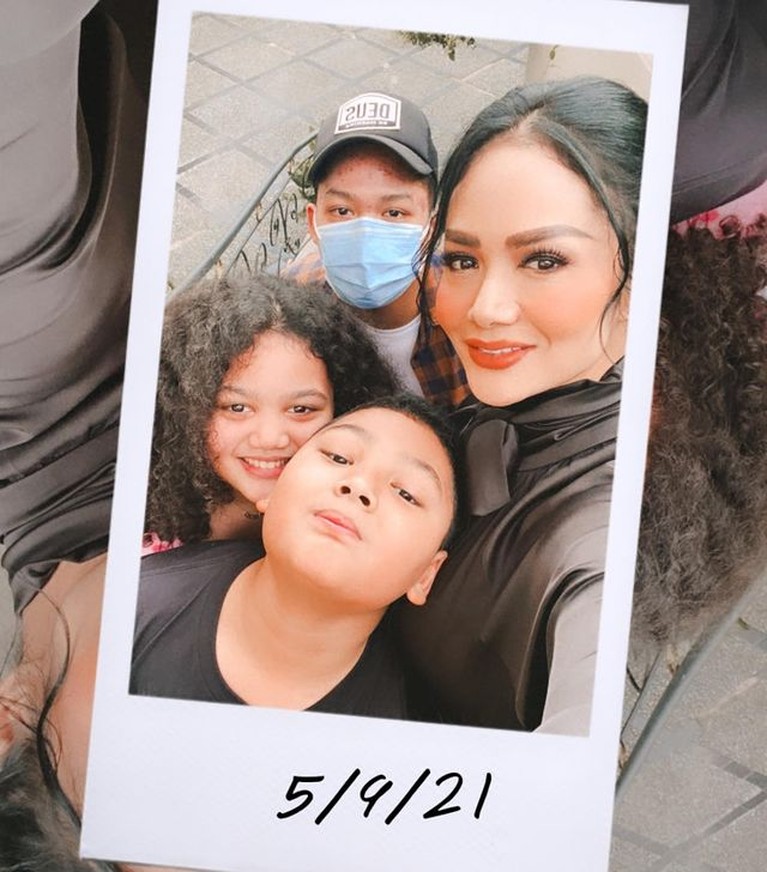 Krisdayanti Buka Bareng Aurel, Azriel, Amora dan Kellen Krisdayanti Buka Bareng Aurel, Azriel, Amora dan Kellen
