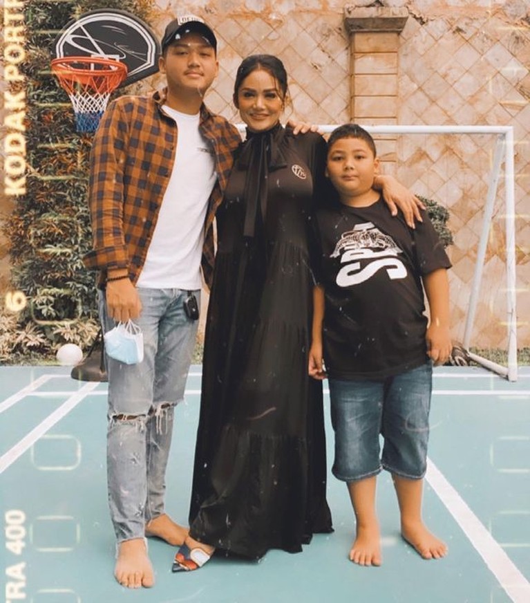 Krisdayanti Buka Bareng Aurel, Azriel, Amora dan Kellen