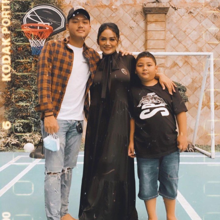 <p>Kedatangan Aurel dan Azriel ini disambut gembira oleh Krisdayanti, Bunda.  (Foto: Instagram @krisdayantilemos)</p>