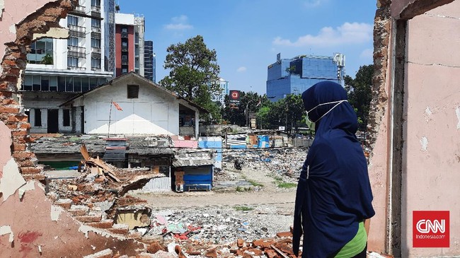 Malam lebaran orang-orang di Gang Buntu II Pancoran tahun ini berbeda. Ada yang merayakan di rumah yang tak lengkap temboknya, ada yang diliputi cemas digusur.