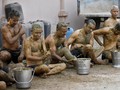 Warga India Olesi Tubuh Kotoran Sapi untuk Tangkal Covid