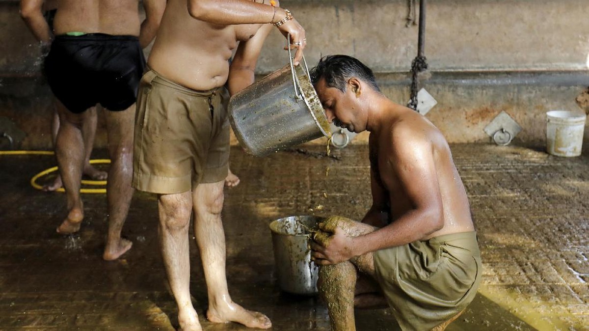 FOTO: Ramai-ramai 'Mandi' Kotoran Sapi Cegah Corona di India