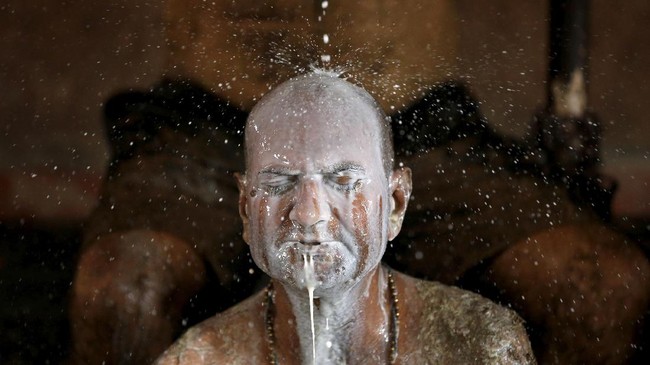 FOTO: Ramai-ramai 'Mandi' Kotoran Sapi Cegah Corona di India