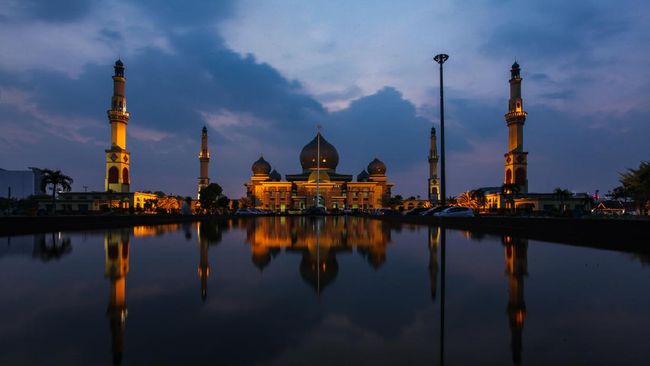 Ibu kota Provinsi Riau, Pekanbaru, punya Masjid Agung An-Nur, yang keindahannya kerap disandingkan seperti Taj Mahal di India.