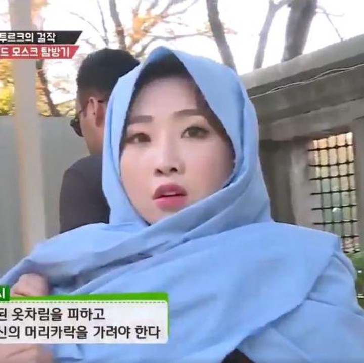<p>Enggak cuma Suzy, Minzy eks 2NE1 juga pernah mengejutkan penggemar ketika bermain di sebuah <em>reality show</em>. Ia terlihat cantik dalam balutan pashmina warna biru pastel, Bunda. (Foto: Twitter @GlobalMinzy)</p>