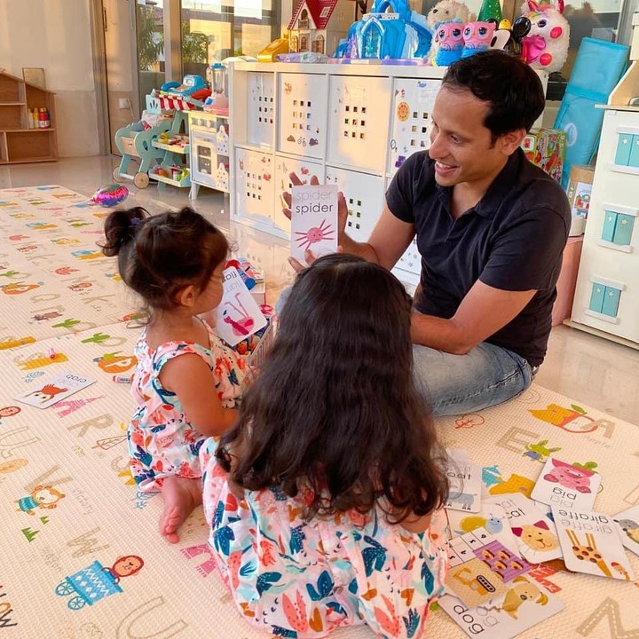 <p>Nadiem Makarim kerap mengunggah potret bersama anak-anak ketika sedang bercengkrama, Bunda. Meski sibuk sebagai menteri, ia tetap meluangkan waktunya di rumah. (Foto: Instagram: @nadiemmakarim)</p>
