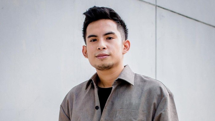 Okin Beri Pesan Kepada Anak-anaknya Lewat Lagu 'Bersama Melangkah'