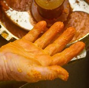 Masak Kuliner Lebaran Bikin Tangan Bernoda Kuning? Begini Cara Bikin Kinclong Lagi!