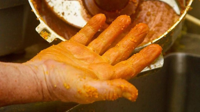 Masak Kuliner Lebaran Bikin Tangan Bernoda Kuning? Begini Cara Bikin Kinclong Lagi!