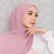 Lagi Hits! Ini 5 Gaya Hijab Pashmina Plisket, Simpel dan Mudah di Mix and Match