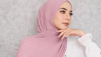 Lagi Hits! Ini 5 Gaya Hijab Pashmina Plisket, Simpel Dan Mudah Di Mix ...